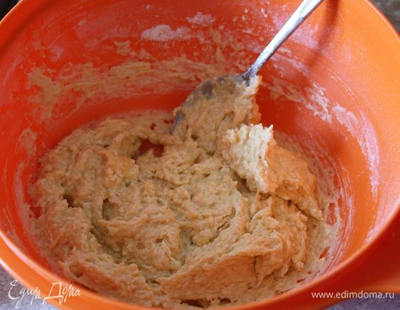 Добавить муку, смешанную с разрыхлителем, и замесить не очень густое тесто. Выложить в формочки, смазанные сл. маслом. Выпекать 25-30 мин при 180 градусах. 