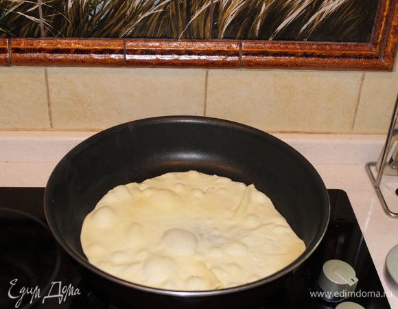 Разделить тесто на шарики (примерно 5-6 см диаметром), раскатать каждый шарик скалкой (тонко) и жарить на раскаленной сковороде с добавлением топленого масла