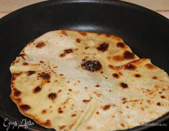 Перевернуть лепешку, присыпать сахаром и поджарить с другой стороны. На обжаривание каждой стороны уходит примерно по 1 минуте на среднем огне