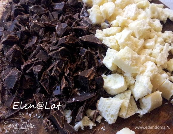  Шоколад порубить ножом, на не слишком мелкие кусочки.
