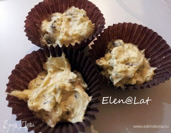 В тесто добавить шоколад и выложить готовое тесто в формочки.