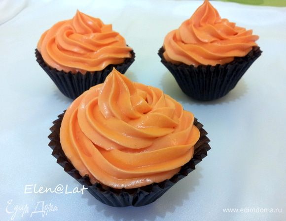 Покрываем им кексы, я это делала с помощью кондитерского мешка.
