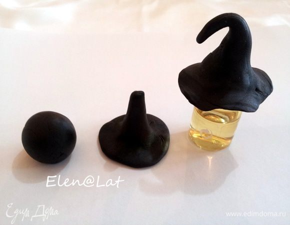 Но у нас же не просто праздник, а все таки "HALLOWEEN", итак волшебные шляпки:
Для этого нам нужна мастика черного цвета, и кусочек оранжевого и белого.
Все очень просто. Из черной мастики катаем шарик, и лепим шляпку, как бы вытягивая, кончик. А за тем вылепляем поля, можно их раскатать с помощью шпажки, осторожно он основания к краю.