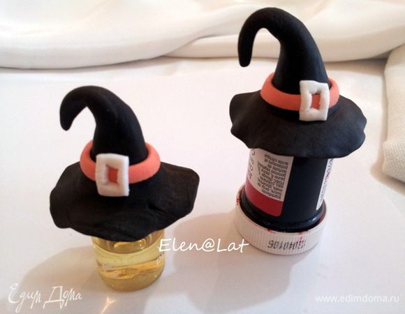 Затем подсушить их и украсить ремешком из оранжевой и белой мастики.
Вот такие шляпки получились)))