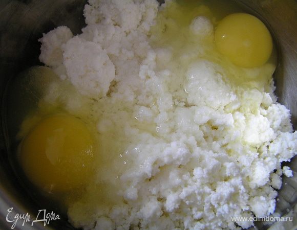 Яйца растереть с творогом и солью,


