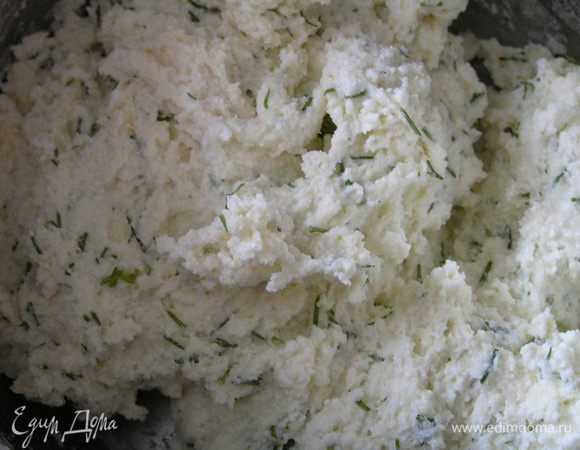 затем зелень и муку с разрыхлителем, перемешать.

