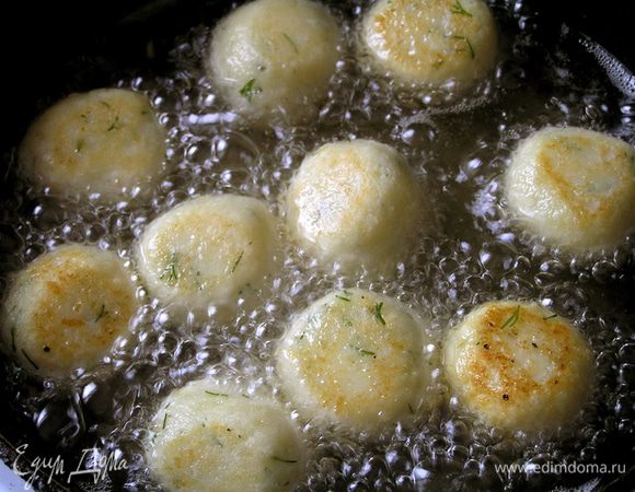 Сформировать небольшие шарики, обжарить во фритюре до румяной корочки, выложить на бумажное полотенце, чтобы стек лишний жир.

