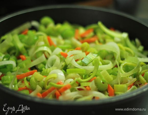 Морковь и сельдерей - нарезаем соломкой, лук репчатый - полукольцами, остальную зелень - просто мелко нарезаем, спассеруем на растительном масле, в сковороде, ВСЁ, кроме петрушки!!! 