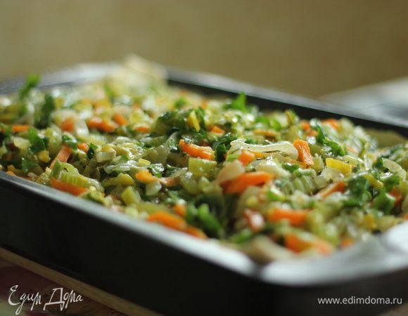 Даём остыть, затем добавляем петрушку, все перемешиваем и выкладываем овощную "подушку" на рыбку! 