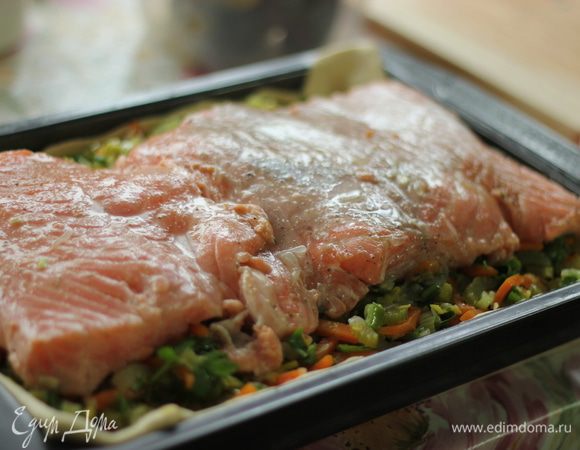 Сверху накрываем второй половинкой рыбы, заранее посыпанную солью, перцем и политую соком 1/2 лимона! 
