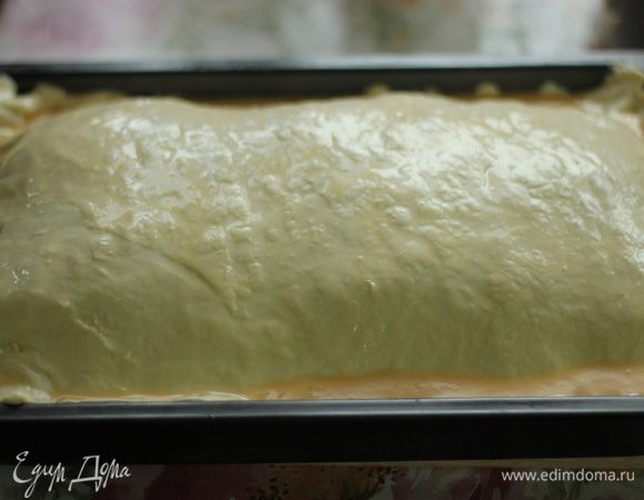 Закрываем пирог оставшимся тесто, смазываем его сверху взбитым яйцом и в духовку на 50-60 мин, при t = 210С.
Приятного аппетита!!! 