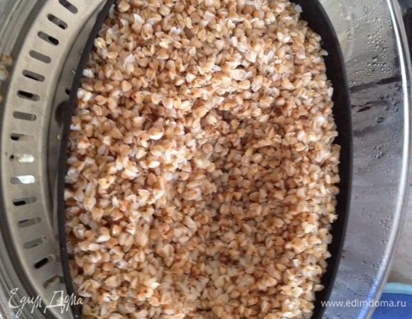 Кипятим воду (примерно 1,5 л). 
В форму для круп засыпаем промытую гречку. Заливаем кипятком так, чтобы вода перекрывала гречку на 1 см. Солим, перемешиваем. Ставим гречку во второй ярус пароварки. Накрываем крышкой и включаем пароварку на 16 мин.