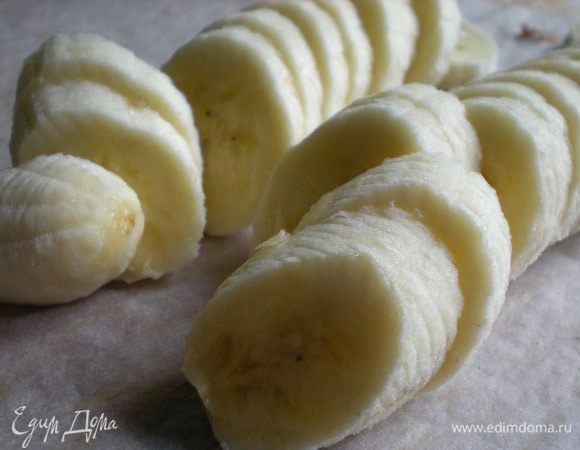 Начинка. Порезать бананы кружочками.
