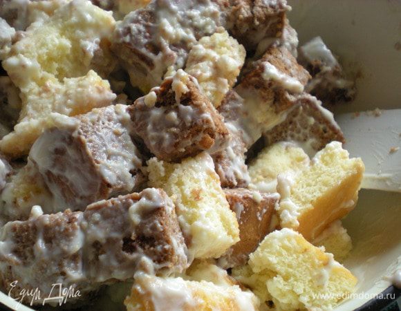 Банановый йогурт добавить в миску к бананам и кусочками бисквита, перемешать.  
