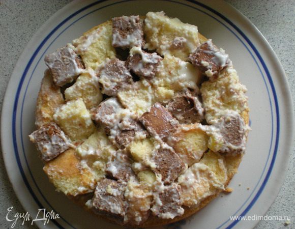 На основу аккуратно выложить пропитанные кубики.