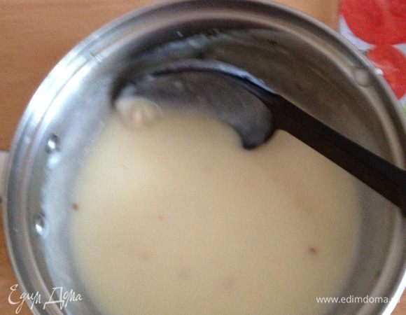 Делаем соус. Для этого в маленькой кастрюльке или на сковороде слегка подрумяниваем муку (она должна приобрести коричневатый оттенок). Добавляем сливочное масло, все перемешиваем до однородной консистенции. Добавляем воду (примерно 200 мл), перемешиваем, даем закипеть и убавляем огонь на минимум. Все время помешиваем до загустевания, добавляем сметану и солим. Перемешиваем и доводим до нужной густоты. Если соус получается густым, добавить немного воды и перемешать. Выключить огонь.