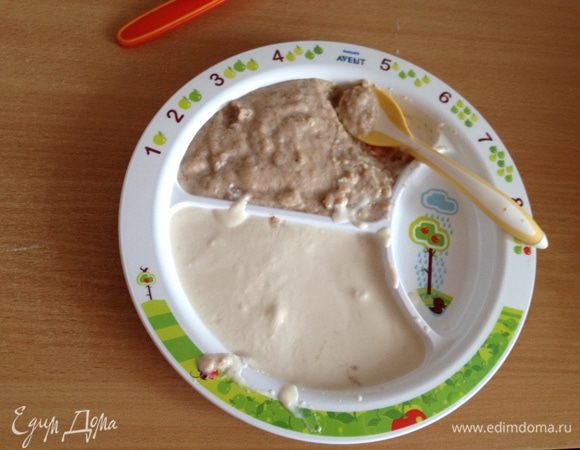 Специально для ребенка измельчала в блендере котлетки с соусом и отдельно гречку с соусом, т.к. жуем пока с трудом. Гречку измельчала не сильно, т.к. она сама по себе мягкая, ели хорошо.
Вот что получилось.