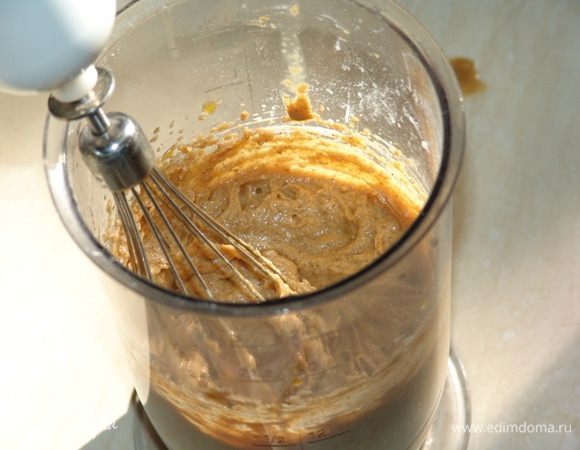 Постепенно вводим тахинную пасту, продолжаем взбивать.