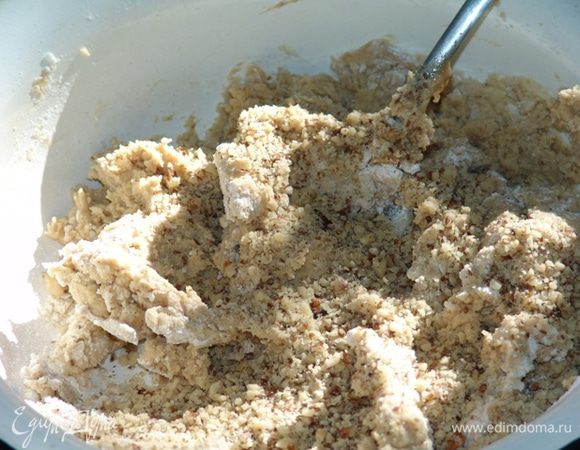 Просеиваем муку, разрыхлитель, добавляем орехи и приготовленную смесь с тахинной пастой.  Вымешиваем тесто.