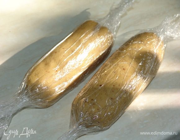 Делаем из теста колбаски, завернув в пищевую пленку  и кладем в холодильник на 2 часа. 