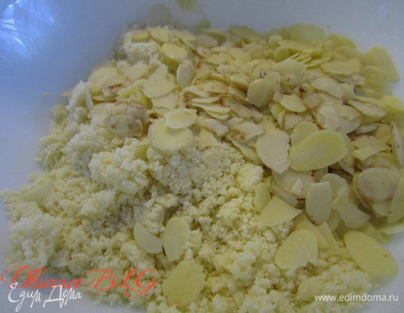 Штрейзель, муку перетереть с маслом, добавить миндальные хлопья, перемешать.