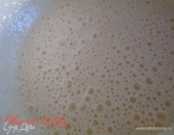 Яйца взбить с сахаром.