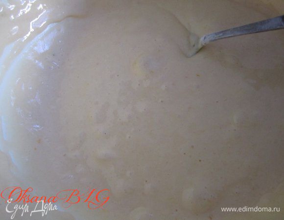 Муку смешать с крахмалом и разрыхлителем. Ввести в яичную массу.