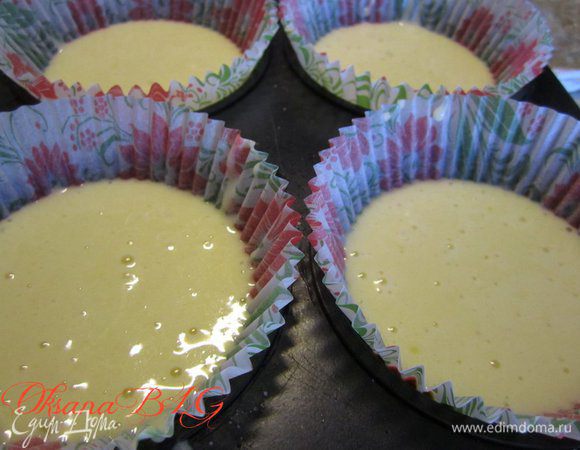 Формочки заполнить на 3/4 тестом.