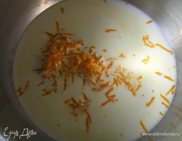 В кастрюльке вскипятить молоко с сахаром и цедрой апельсина. В другой кастрюльке растопить масло и смешать с мукой.


