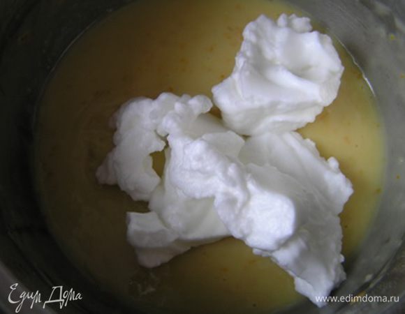 Белки взбить со щепоткой соли до крепкой пены, добавить в смесь 