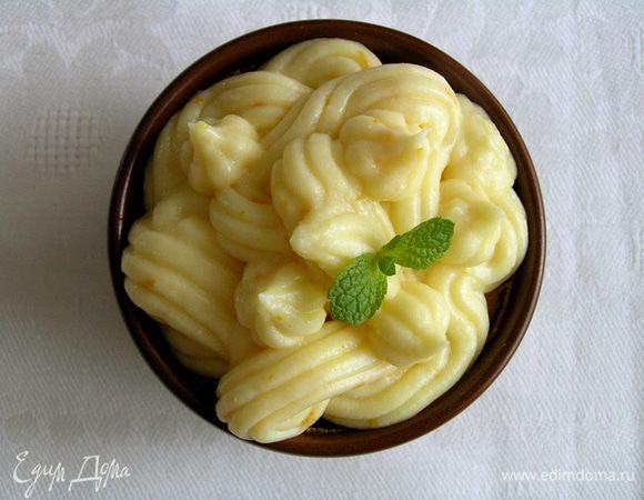 Суфле остудить. Сверху дополнить заварным кремом и мятой.

