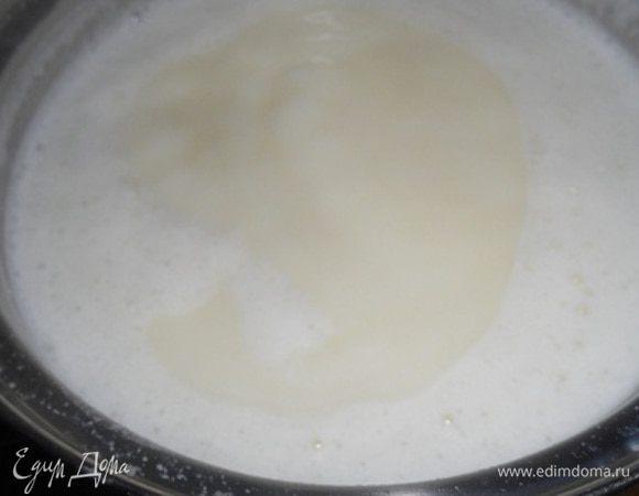 Ставим кипятить молоко, когда закипит нужно чтобы оно покипело около 15 мин., рядом делаем карамель, плавим сахар, когда сахар расплавиться, заливаем карамель маленькими порциями в кипящее молоко - по одной чайной ложке добавлять, так как молоко бурлит при добавлении карамели, затем когда всю карамель влили, помешиваем и варим молоко пока карамель полностью не расстворится, затем делаем средний огонь и пусть кипит по тихоньку около 1,5-2 часов,получаеться 2 баночки сгущенного молока по 300гр каждая где то,1баночка идет на пасту,а другую можно просто кушать или использовать в крема и все такое....