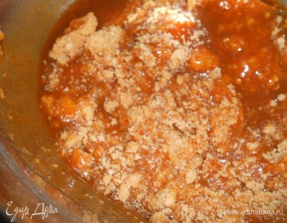 когда сгущенка уже готова смешать ее с перетертыми орехами,добавить шоколад и поставить на водяную баню и начать взбивать миксером или блендером около 5 мин. взбивать