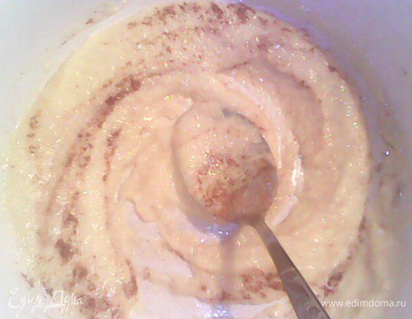 Растопить масло и растереть его с сахаром и корицей.