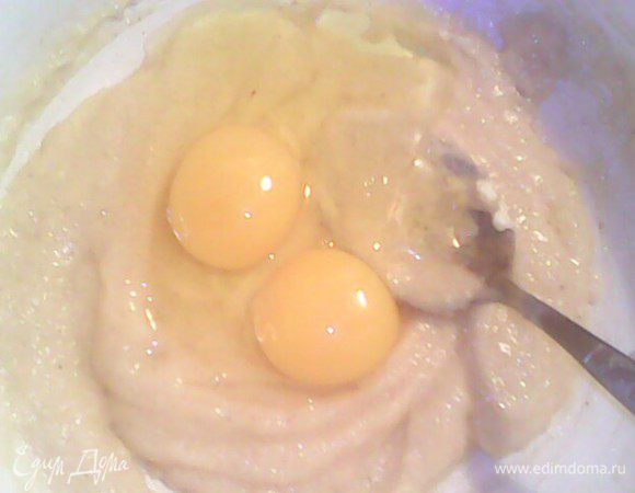 Добавить сок и цедру лимона, яйца и взбить до однородности.