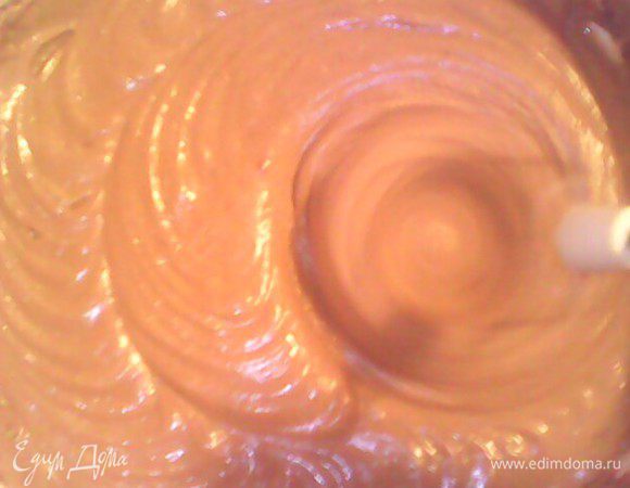 В муку добавить разрыхлитель и какао, добавить остальные ингредиенты и взбить до кремообразного состояния.