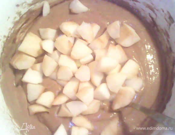 Вмешать в тесто яблоки. Форму смазать сливочным маслом и посыпать мукой.