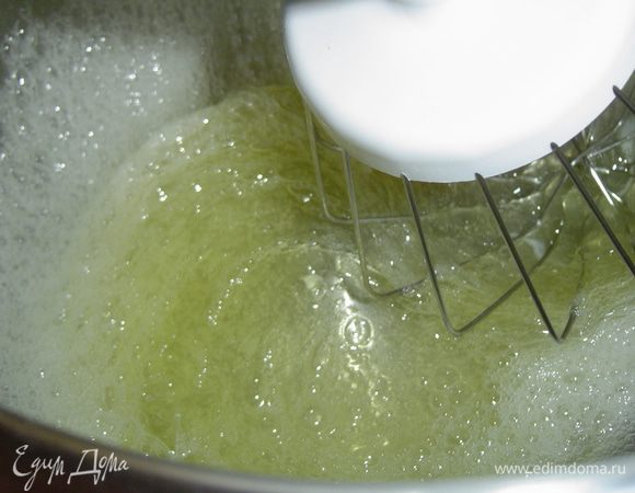 Белки отделяем от желтков. Белки взбиваем с щепоткой соли до устойчивых пиков.