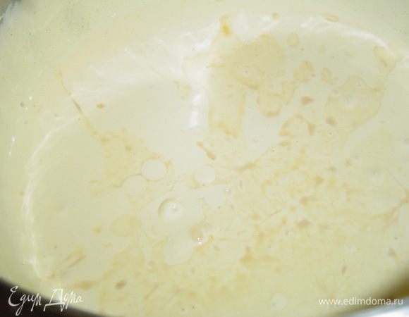 Затем взбиваем желтки, постепенно добавляя сахар. Взбиваем на высокой скорости не менее семи минут, после этого добавляем коньяк и еще немного взбиваем.