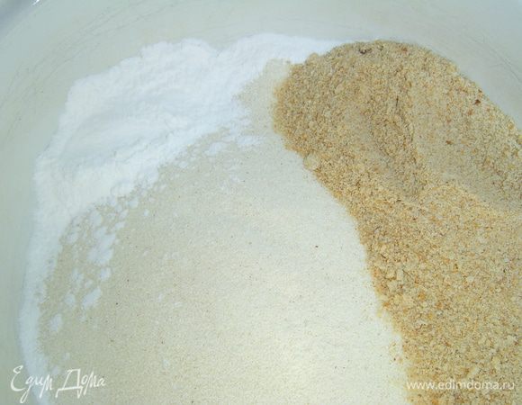 В отдельной емкости смешиваем сухари, манку, разрыхлитель,