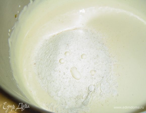 добавляем сухую смесь в желтки, перемешиваем.