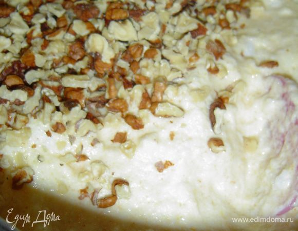 Рубим орехи, крупно и добавляем в тесто, еще раз перемешиваем.