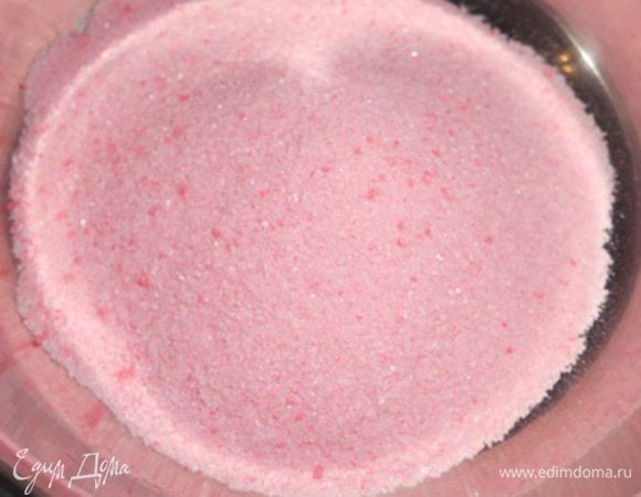 Делаем сначала желе: пакетик желе залить горячей водой (1 ст.)  и вылить в форму, в которой будете делать торт. Если у вас разъемная форма  - то сначала дать желе немного застыть, а затем в форму.