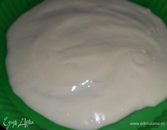 Делаем бисквит: желтки отделяем от белков, белки взбиваем с половиной сахара, желтки растираем с остальным сахаром. В желтки добавляем муку и перемешиваем, добавляем белок и аккуратно перемешиваем. На противень или в форму кладем тесто тонким слоем и выпекаем. Достать из духовки и остудить, обрезать корж по размеру формы, обрезки перемолоть - можно ими присыпать готовый торт.