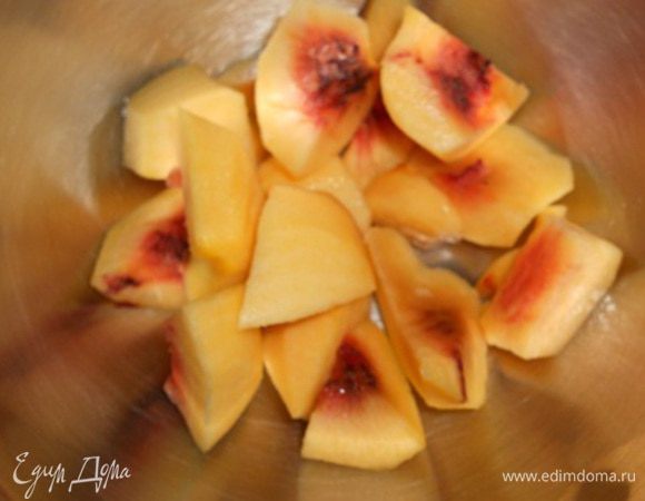 Делаем смузи персиковый: желатин распустить в небольшом количестве воды и растопить на водяной бане, персики очищаем и режем на кусочки. Мак перемолоть с пудрой в кофемолке. Сливки влить к персикам и добавить мак с пудрой, проблендерить все и добавить желатин. Когда желе в форме уже застыло, сверху уложить слой персикового смузи и поставить в холодильник