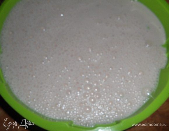 Теперь клубничный смузи: желатин распустить в небольшом количестве воды и растопить на водяной бане. Клубнику со сливками и пудрой перетереть блендером и добавить желатин. Первый смузи если застыл, залить сверху клубничный, поставить в холодильник, через 15 мин. накрыть бисквитным коржом, дать застыть торту полностью.