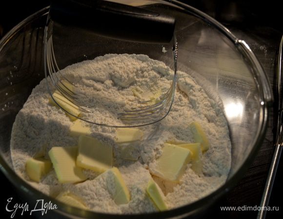 Разогреть духовку до 190 гр.
Сначала приготовим основу для пирога. Смешаем муку, сахар, разрыхлитель и соль желательно в кух. комбайне. Добавим слив.масло кусочками. Пропульсируем до крошки крупной. Или можно вручную, порубив все тщательным образом. Добавим яйца и все смешаем хорошенько.