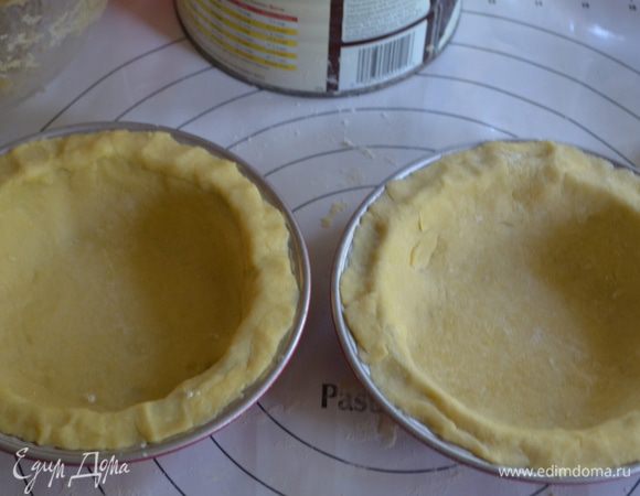 У меня 2 порционные круглые формы, но кол-во ингредиентов  ровно подходит на одну большую круглую форму или  на 2 маленькие. Выложим поверх тесто, примнем аккуратно. Отставим в сторону.