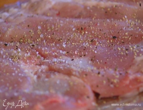 Отбитое филе посолить, поперчить и смазать со всех сторон оливковым маслом.