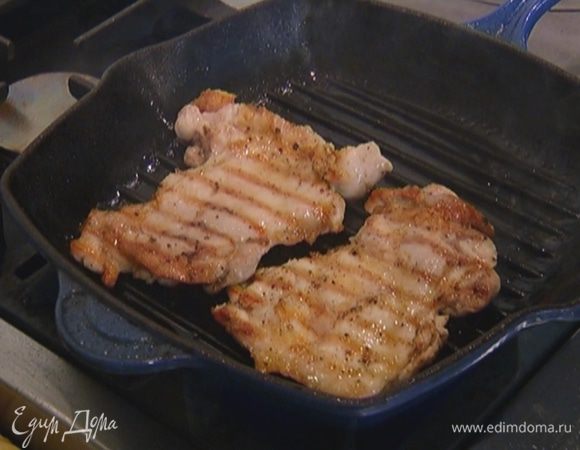 Разогреть сковороду-гриль, выложить курицу, еще немного посолить, поперчить, сбрызнуть оливковым маслом и жарить по 5 минут с каждой стороны.